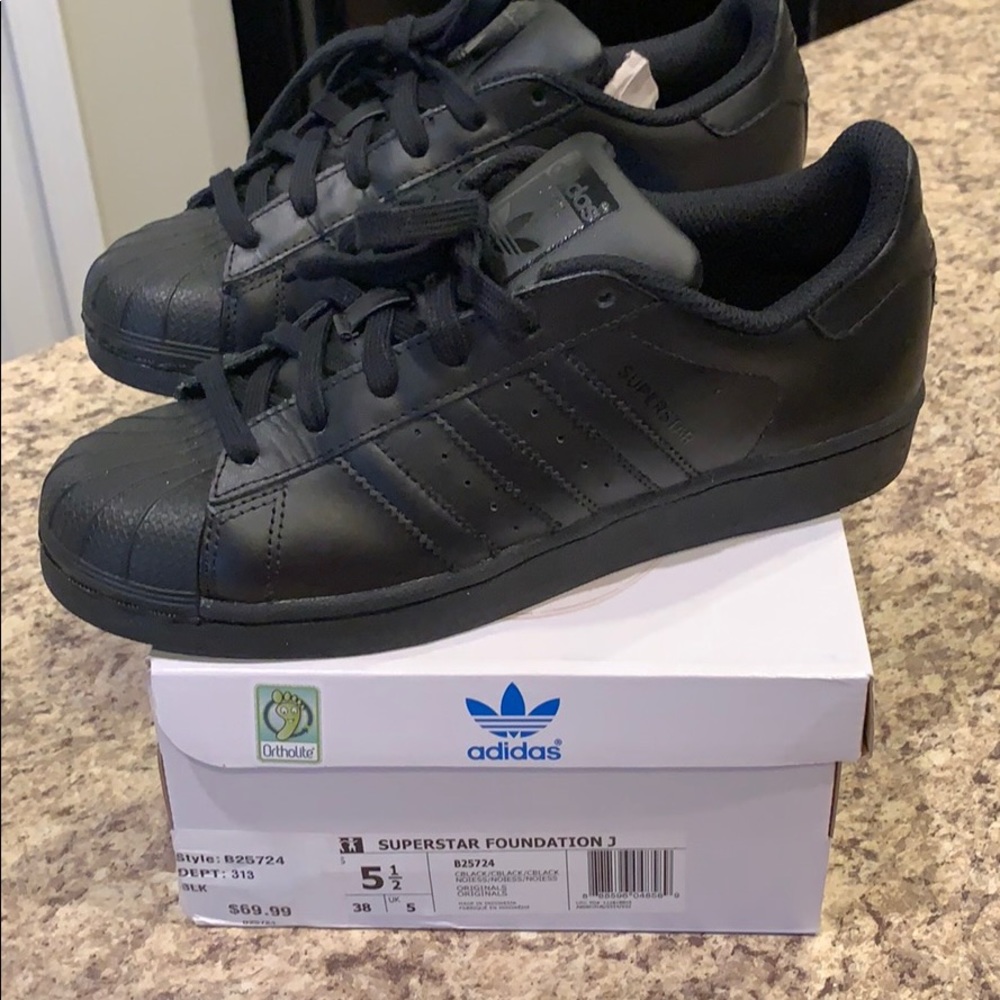 Adidas superstar  kids size 5.5 fits a women’s 7